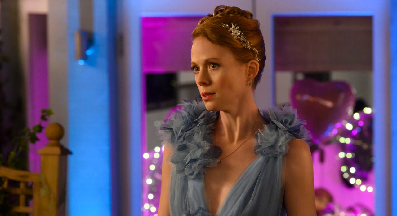 Gemma (Zoe Boyle) luce un vestido azul de tul gris&aacute;ceo