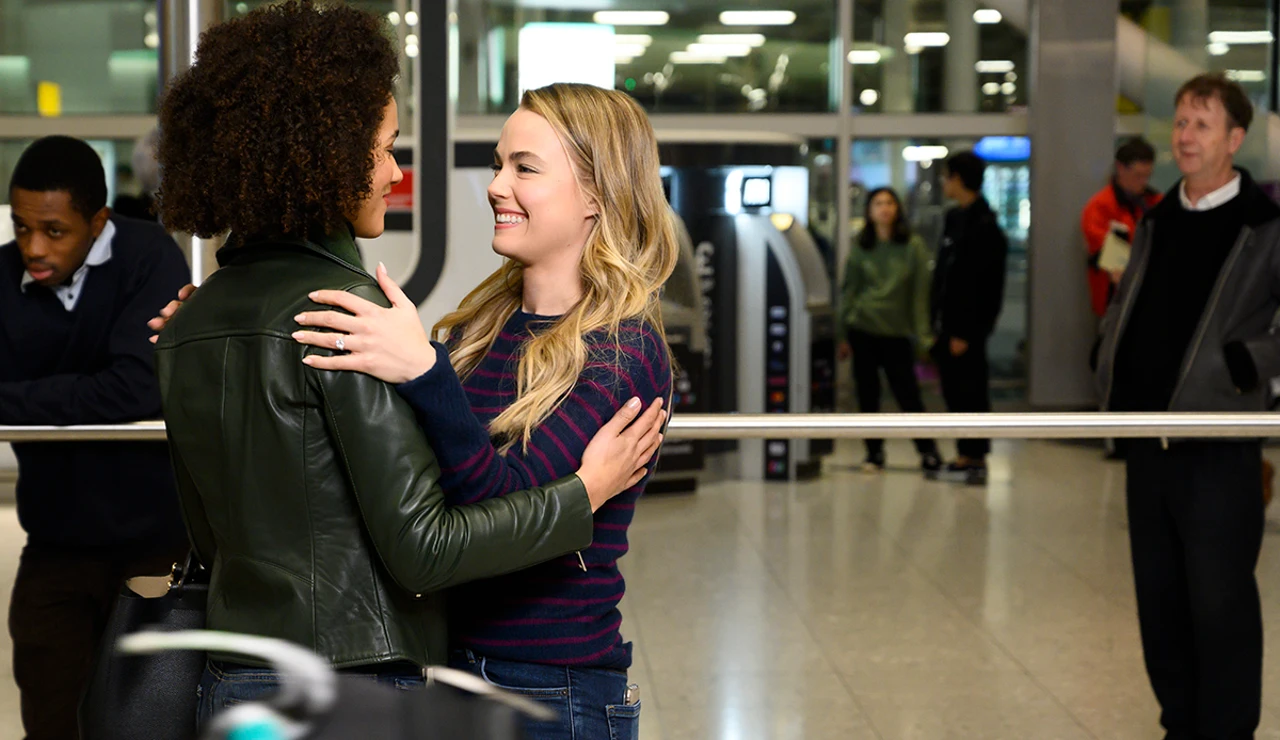 La escena más romántica protagonizada por Nathalie Emmanuel y Rebecca Rittenhouse