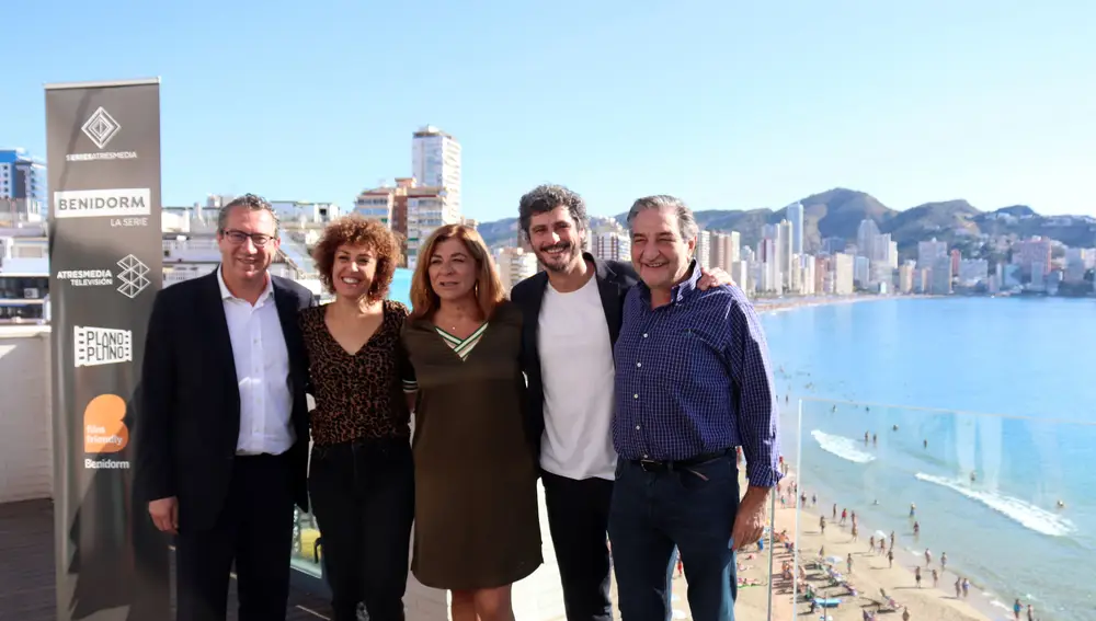 Antonio Pagudo y María Almudéver, junto a los productores ejecutivos de'Benidorm' y el alcalde de la ciudad, Antonio Pérez