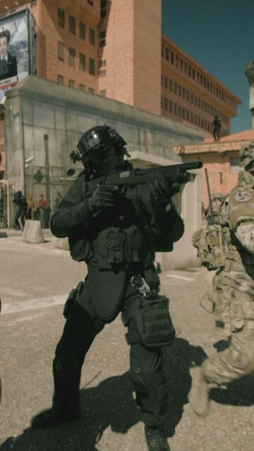 "Esos cabrones no tiene los mismos problemas que nosotros", dos mundos opuestos en 'La Valla'