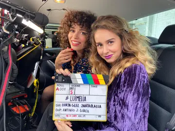 El frenético rodaje de #Luimelia en la parte trasera de un coche El frenético rodaje de #Luimelia en la parte trasera de un coche