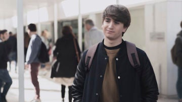 Lucas, interpretado por Óscar Ortuño