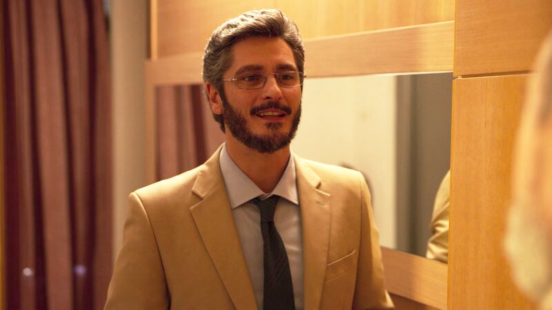 Extra: La secuencia de Xabi visitando a un notario que no pudiste ver en el capítulo 7 de 'Benidorm'