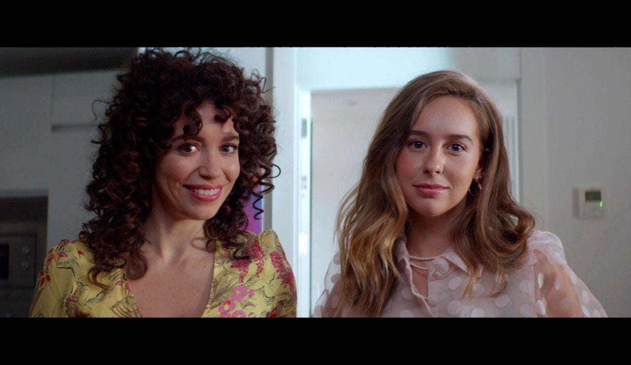 Amelia y Luisita ante un cuadro de gatitos para todos los gustos