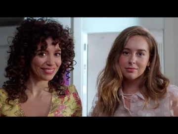 Amelia y Luisita ante un cuadro de gatitos para todos los gustos Amelia y Luisita ante un cuadro de gatitos para todos los gustos