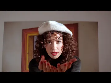 Amelia, tratando mejorar su marca personal en sus redes sociales Amelia, tratando mejorar su marca personal en sus redes sociales