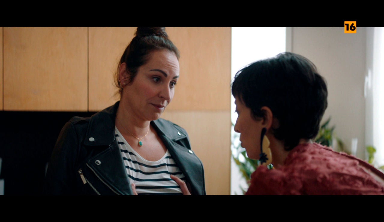 Rebeca, fascinada con las tetas de Ana Milán