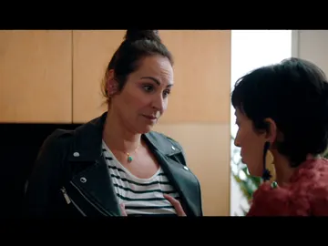 Rebeca, fascinada con las tetas de Ana Milán Rebeca, fascinada con las tetas de Ana Milán