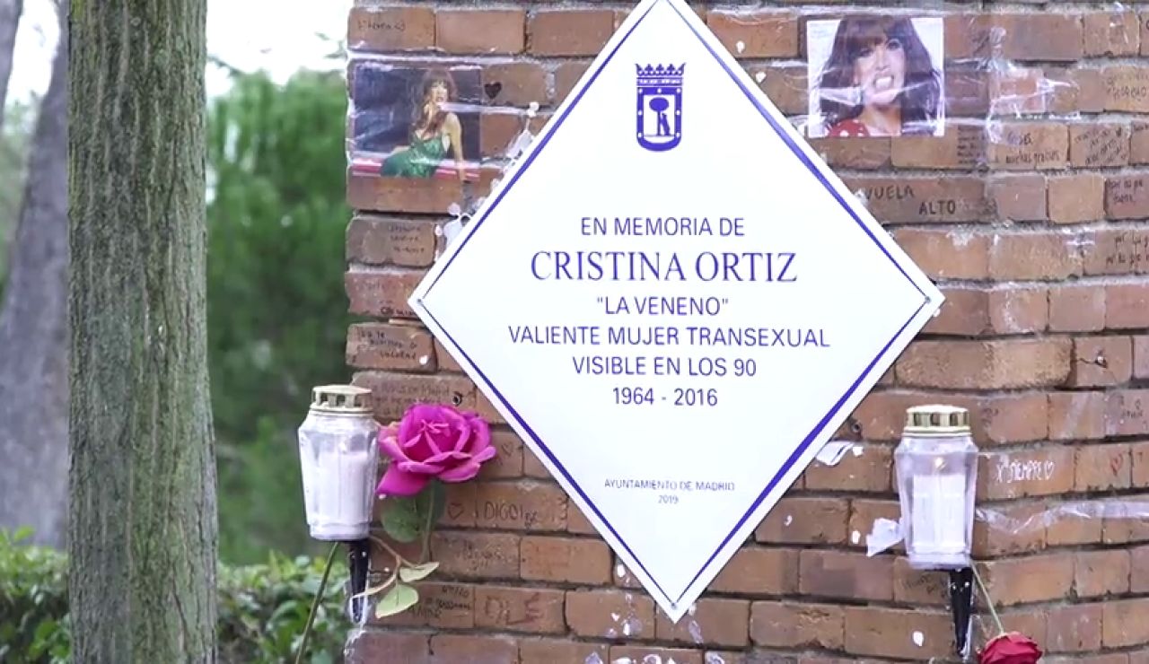 La placa conmemorativa de Cristina Ortiz 'La Veneno' regresa 'blindada' al Parque del Oeste de Madrid