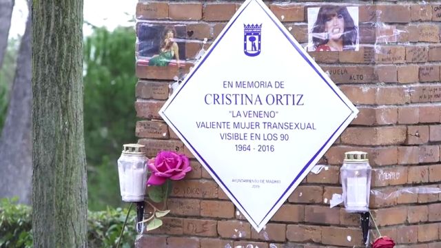 La placa conmemorativa de Cristina Ortiz &#39;La Veneno&#39; regresa &#39;blindada&#39; al Parque del Oeste de Madrid