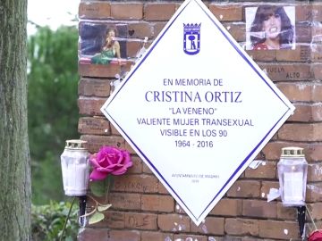 La placa conmemorativa de Cristina Ortiz 'La Veneno' regresa 'blindada' al Parque del Oeste de Madrid