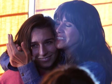 Las lágrimas de emoción de Goya Toledo tras finalizar una de sus secuencias más emotivas con Lola Rodríguez en 'Veneno'