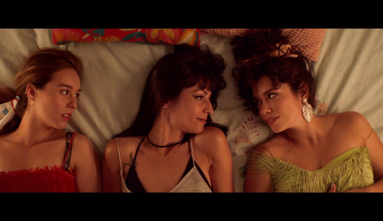 Luisita, Maru y Amelia comparten cama y, ¿algo más?