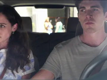 En el próximo capítulo… Bruno recibe una llamada amenazadora: “Coge a tu novia y largaros de aquí” En el próximo capítulo… Bruno recibe una llamada amenazadora: “Coge a tu novia y largaros de aquí”