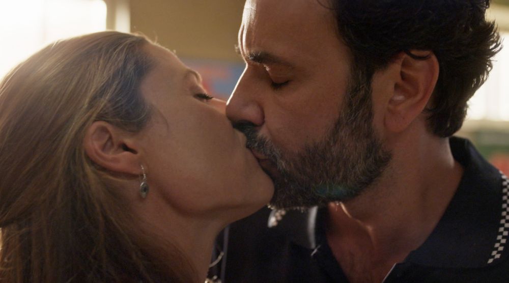 El acercamiento de Clara y César termina con un tierno beso 