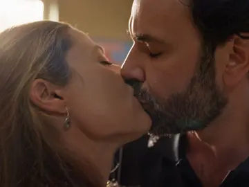 El acercamiento de Clara y César termina con un tierno beso  El acercamiento de Clara y César termina con un tierno beso