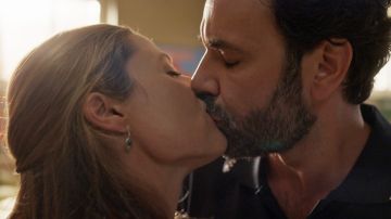 El acercamiento de Clara y César termina con un tierno beso 