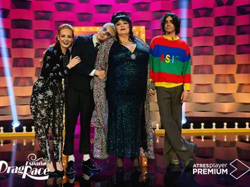Ana Locking, Javier Calvo y Javier Ambrossi junto a Paca La Piraña Ana Locking, Javier Calvo y Javier Ambrossi junto a Paca La Piraña