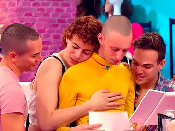 Hugáceo Crujiente rompe a llorar al leer una emotiva carta de su fan Nº1: su hermano Hugáceo Crujiente rompe a llorar al leer una emotiva carta de su fan Nº1: su hermano