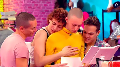 Hugáceo Crujiente rompe a llorar al leer una emotiva carta de su fan Nº1: su hermano Hugáceo Crujiente rompe a llorar al leer una emotiva carta de su fan Nº1: su hermano