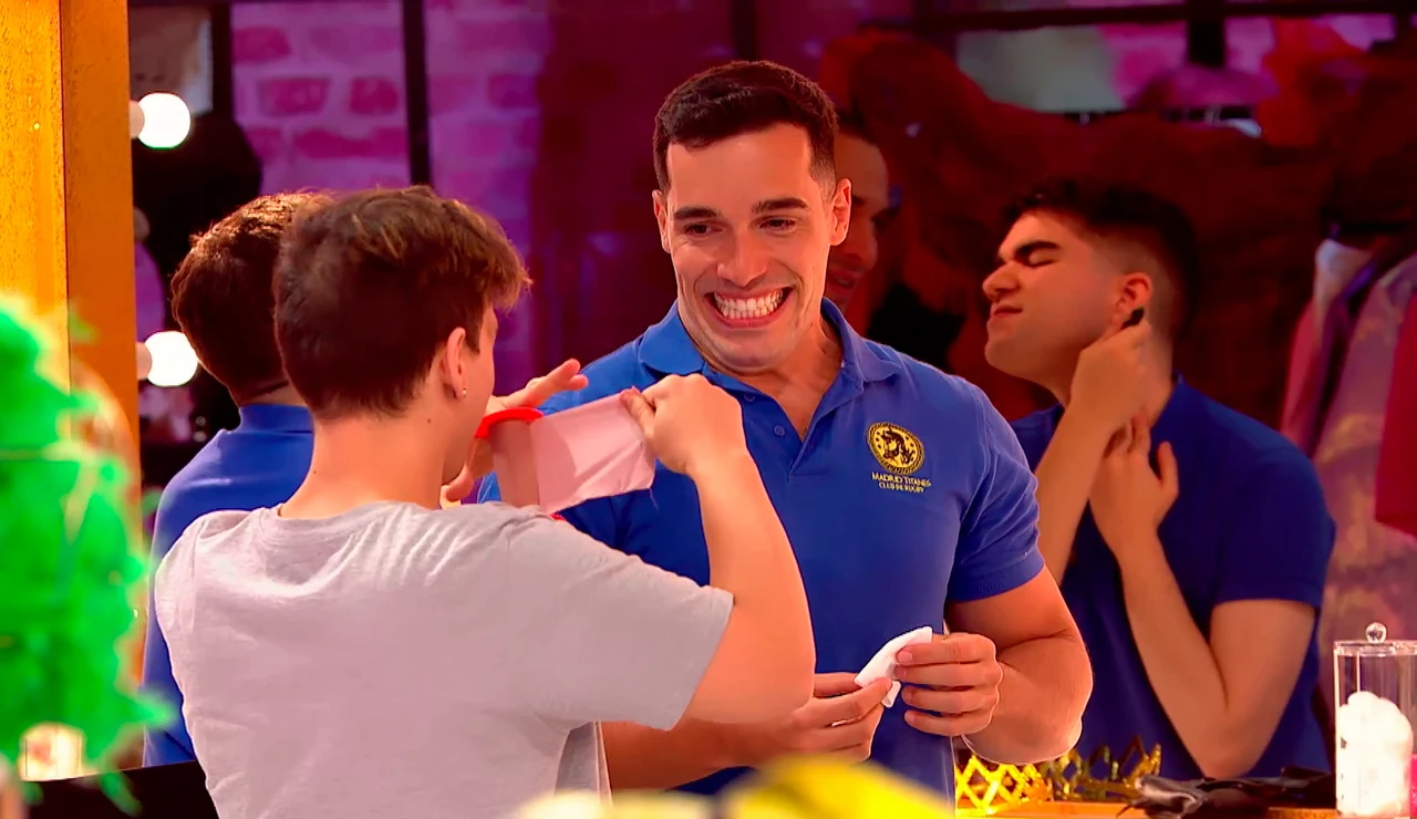 Killer Queen, ante un reto imposible: debe realizar un ‘tuck’ a su compañera de pasarela