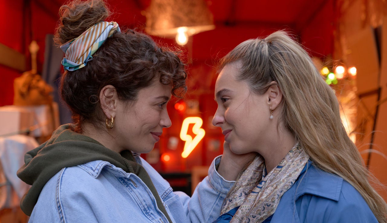Amelia sorprende a Luisita redecorando el camión de mudanzas