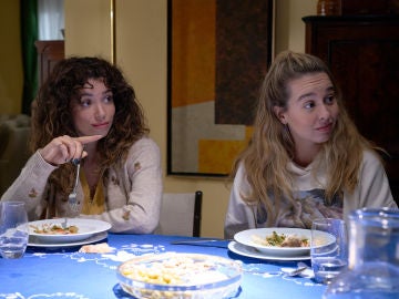 Amelia y Luisita cenando en casa de los padres de Amelia, en Huesca