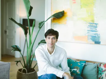 Cristóbal Suárez es Manu en 'By Ana Milán' Cristóbal Suárez es Manu en 'By Ana Milán'