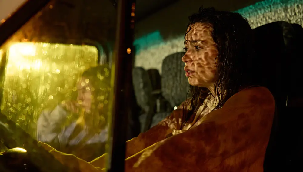 Amelia, pensativa en una noche lluviosa dentro del camión de mudanzas