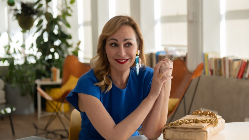 Ana entra en pánico, ¡no encuentra la inspiración para su próxima novela!