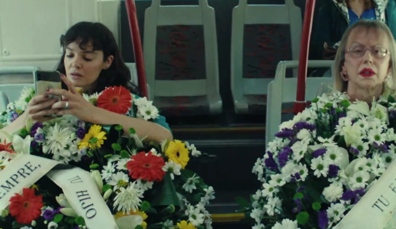 María y Puri en el bus con las coronas