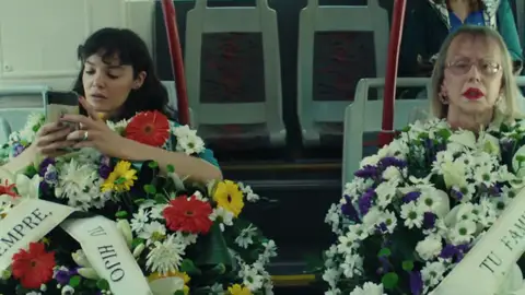 María y Puri en el bus con las coronas María y Puri en el bus con las coronas