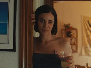 Dolores mira a María.  Dolores mira a María.