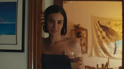 Dolores mira a María. Dolores mira a María.