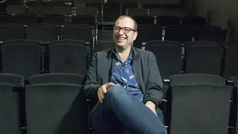 Paco Cabezas da las claves de 'La novia gitana': "Una serie muy callejera que se mete en el mundo policial y el gitano" Paco Cabezas da las claves de 'La novia gitana': "Una serie muy callejera que se mete en el mundo policial y el gitano"