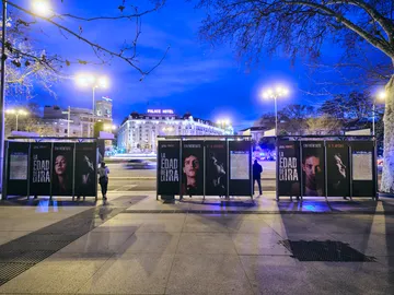 Carteles de 'La edad de la ira' frente a Neptuno Carteles de 'La edad de la ira' frente a Neptuno
