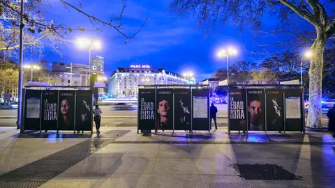 Carteles de 'La edad de la ira' frente a Neptuno Carteles de 'La edad de la ira' frente a Neptuno