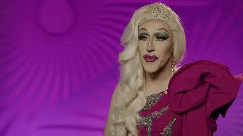 Nuestras 12 concursantes se enfrentan a un divertido cuestionario. Nuestras 12 concursantes se enfrentan a un divertido cuestionario.