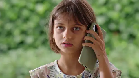 Paloma coge una inesperada llamada que puede cambiarlo todo  Paloma coge una inesperada llamada que puede cambiarlo todo