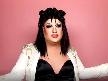 La finalista de la segunda temporada de 'Drag Race España' se enfrenta a su entrevista más personal. La finalista de la segunda temporada de 'Drag Race España' se enfrenta a su entrevista más personal.