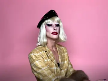 La finalista de la segunda temporada de 'Drag Race España' se enfrenta a su entrevista más personal.   La finalista de la segunda temporada de 'Drag Race España' se enfrenta a su entrevista más personal.