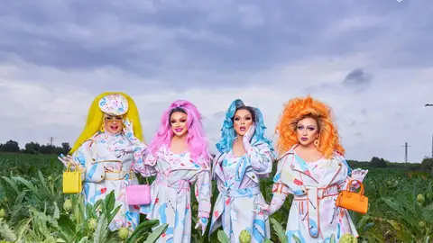Las reinas de ‘Drag Race España’ Pupi Poisson, Estrella Xtravaganza y Sharonne, guiadas por Supremme de Luxe, están al frente de este nuevo formato original. Las reinas de ‘Drag Race España’ Pupi Poisson, Estrella Xtravaganza y Sharonne, guiadas por Supremme de Luxe, están al frente de este nuevo formato original.