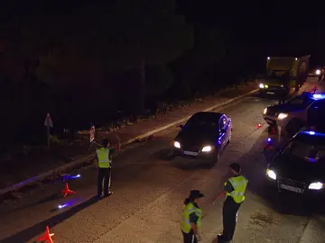 La fuga de Manuela pende de un hilo: ¿Les descubrirá la policía? La fuga de Manuela pende de un hilo: ¿Les descubrirá la policía?