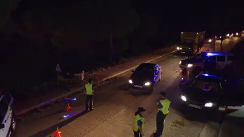 La fuga de Manuela pende de un hilo: ¿Les descubrirá la policía? La fuga de Manuela pende de un hilo: ¿Les descubrirá la policía?