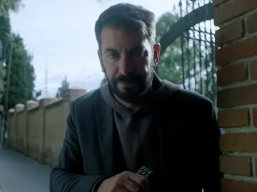 Carlos utiliza el teletexto para salvar la obra de teatro: ¿Lo logrará?  Carlos utiliza el teletexto para salvar la obra de teatro: ¿Lo logrará?