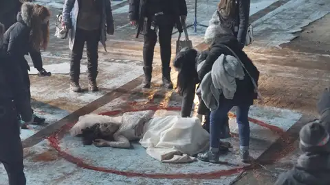 ¿Cómo se grabó la escena del descubrimiento del cadáver de ‘La novia gitana’? ¡Nos colamos en el rodaje! ¿Cómo se grabó la escena del descubrimiento del cadáver de ‘La novia gitana’? ¡Nos colamos en el rodaje!