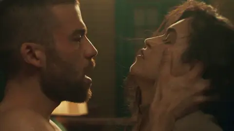 Elena y Zárate protagonizan un pasional encuentro sexual Elena y Zárate protagonizan un pasional encuentro sexual