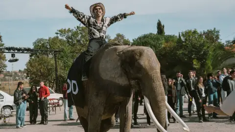 El parking de NOD enloquece al ver entrar a Sento a lomos de un elefante El parking de NOD enloquece al ver entrar a Sento a lomos de un elefante