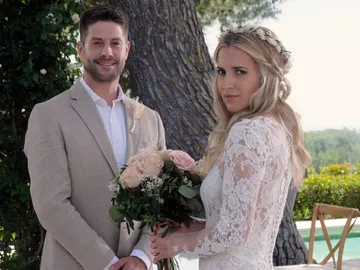 Sandra y Culebra posan sonrientes Sandra y Culebra posan sonrientes