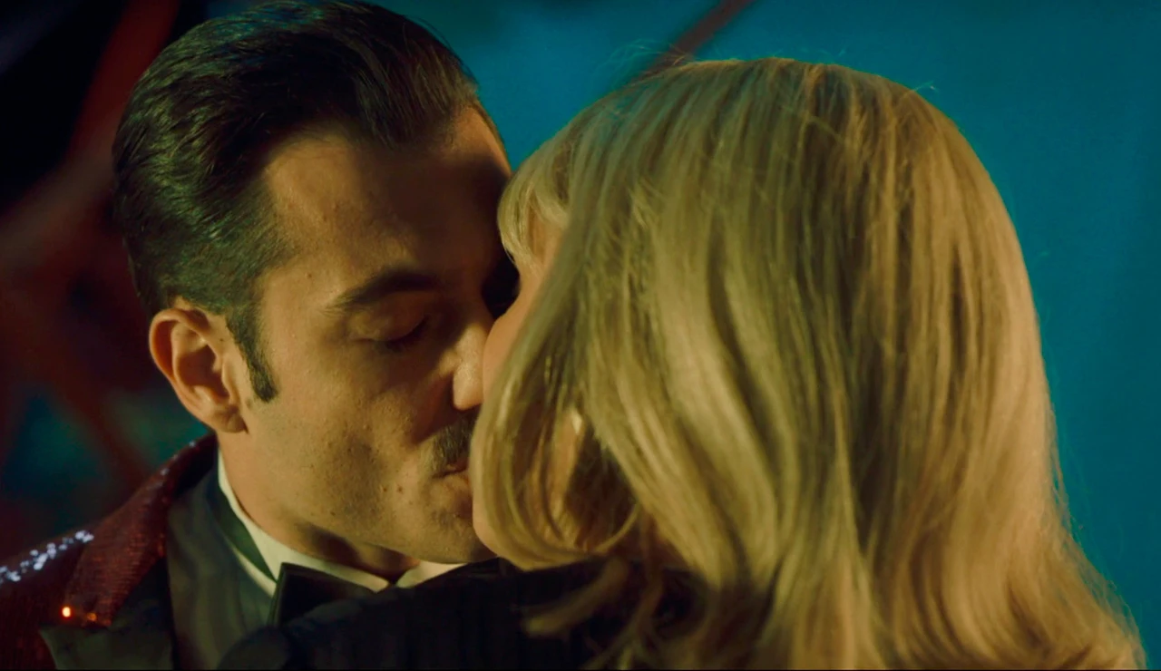 Blasco se deja llevar y besa a Bárbara Rey: “Ángel no te merece”